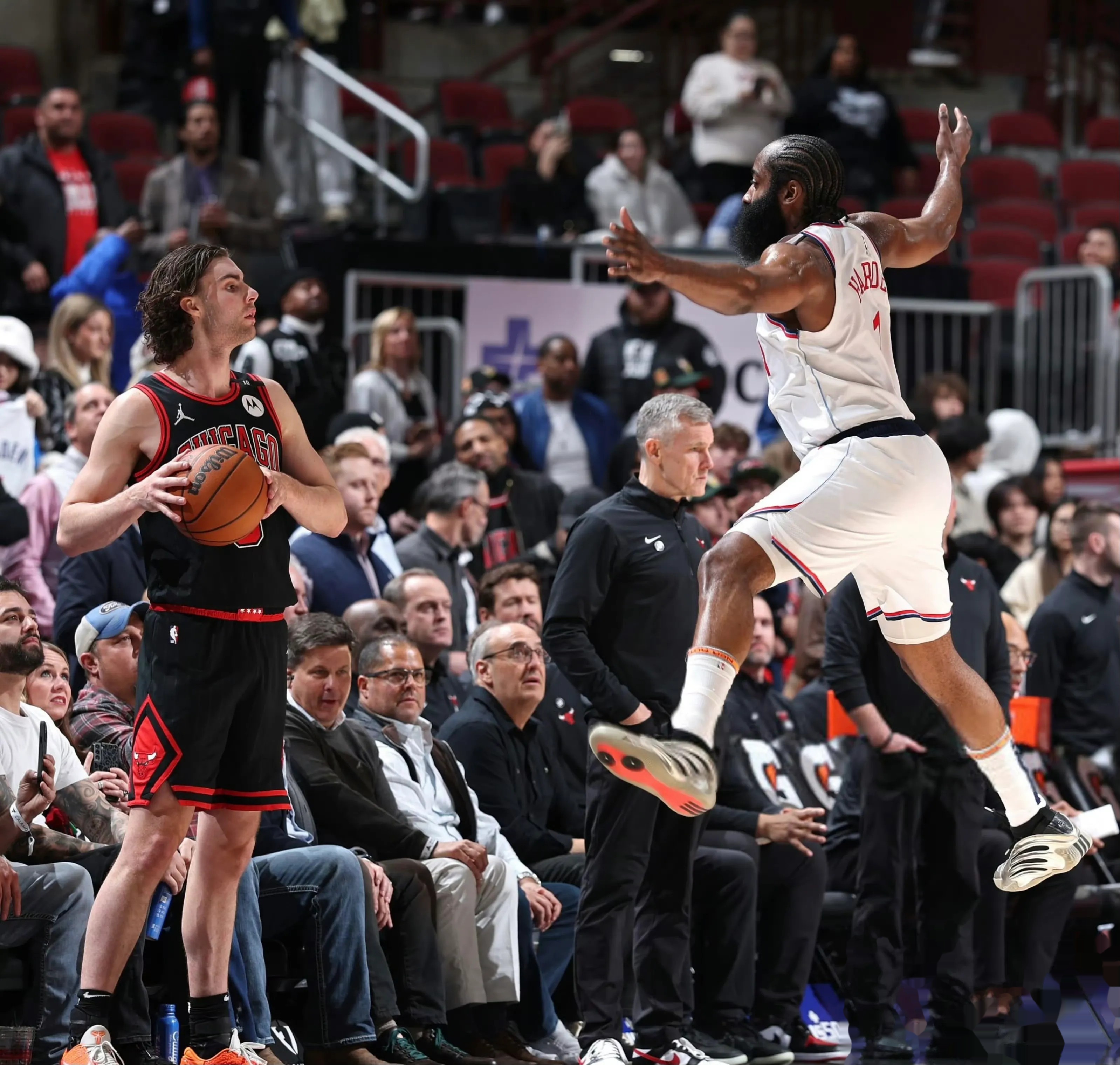 爱游戏体育-哈登关键节点回归赛场，MAD带队取胜！-爱游戏体育