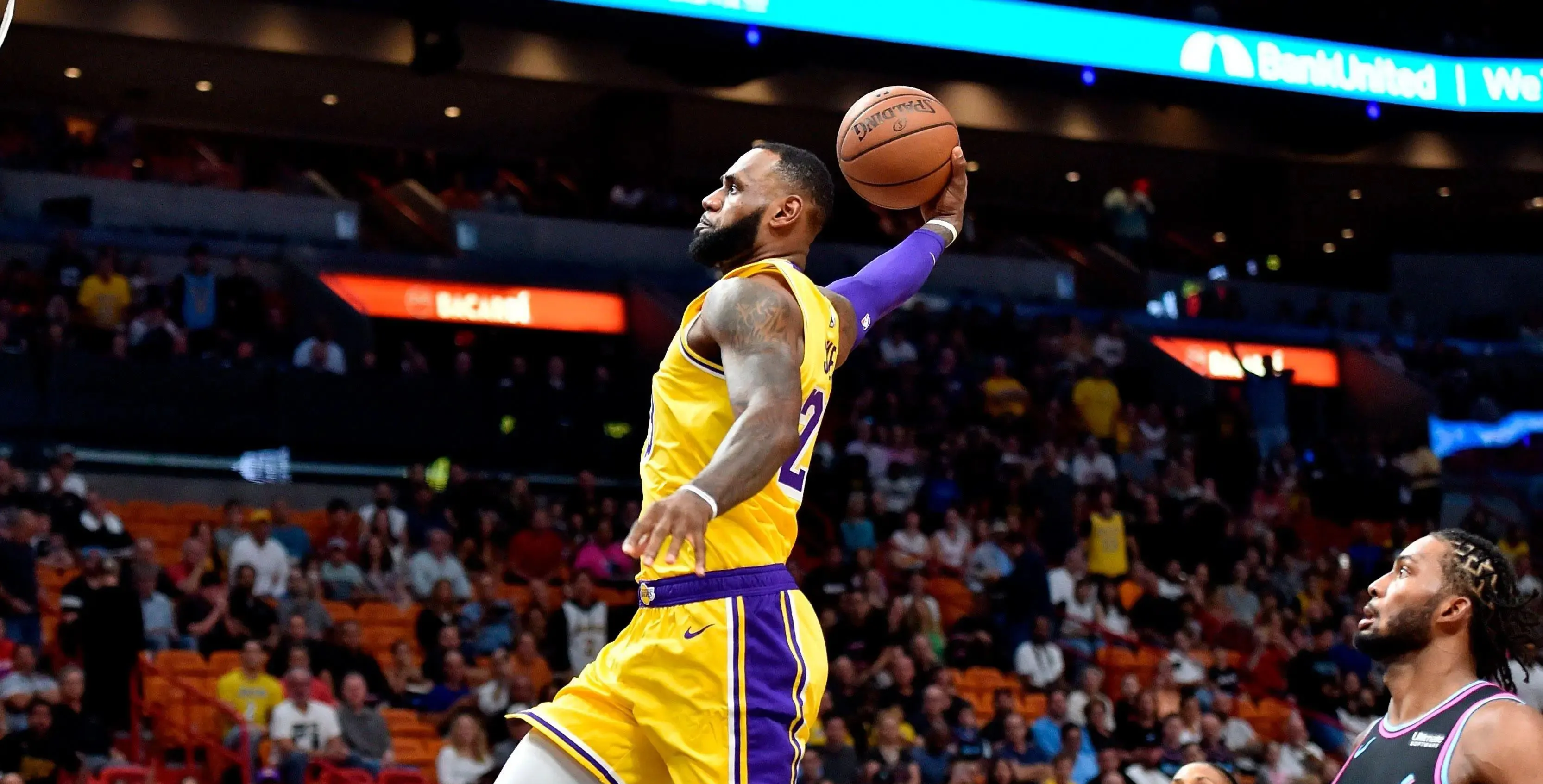 爱游戏-包含詹姆斯迎来二十赛季高光表现，G2球迷沸腾！的词条-爱游戏